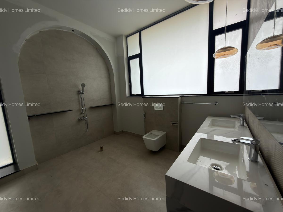 5 Bed Villa with En Suite in Nyari - 19
