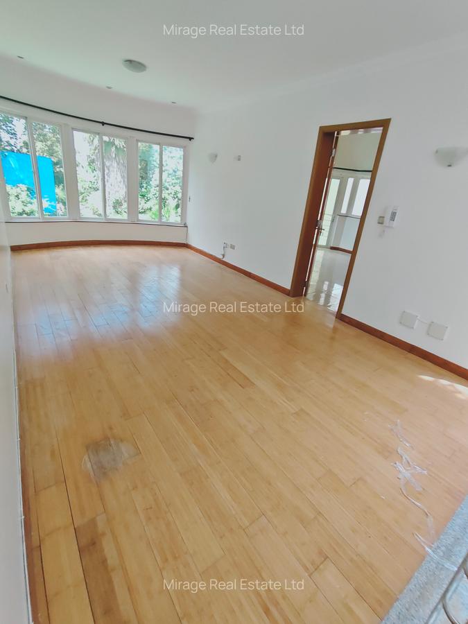 4 Bed Villa with En Suite in Riverside - 10