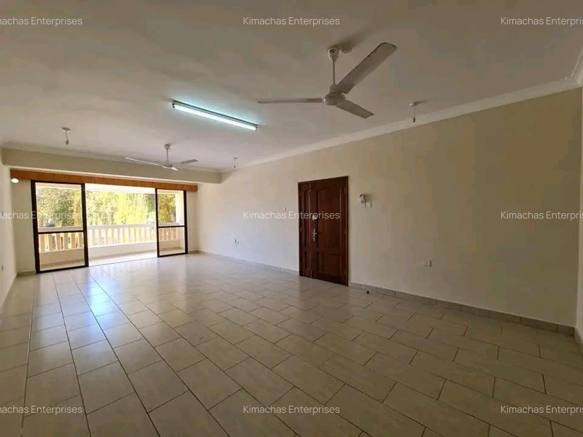 3 Bed Apartment with En Suite at Moyne Drive - 13