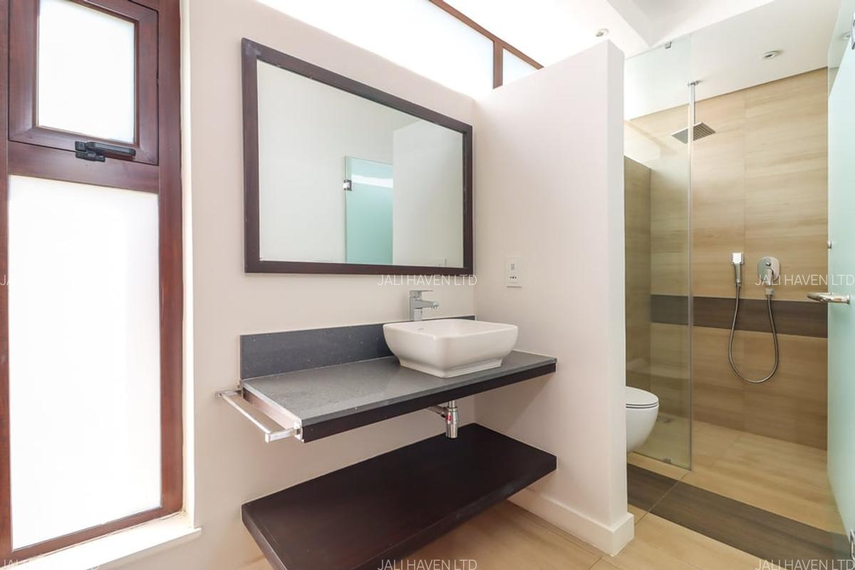 4 Bed Villa with En Suite in Lavington - 10