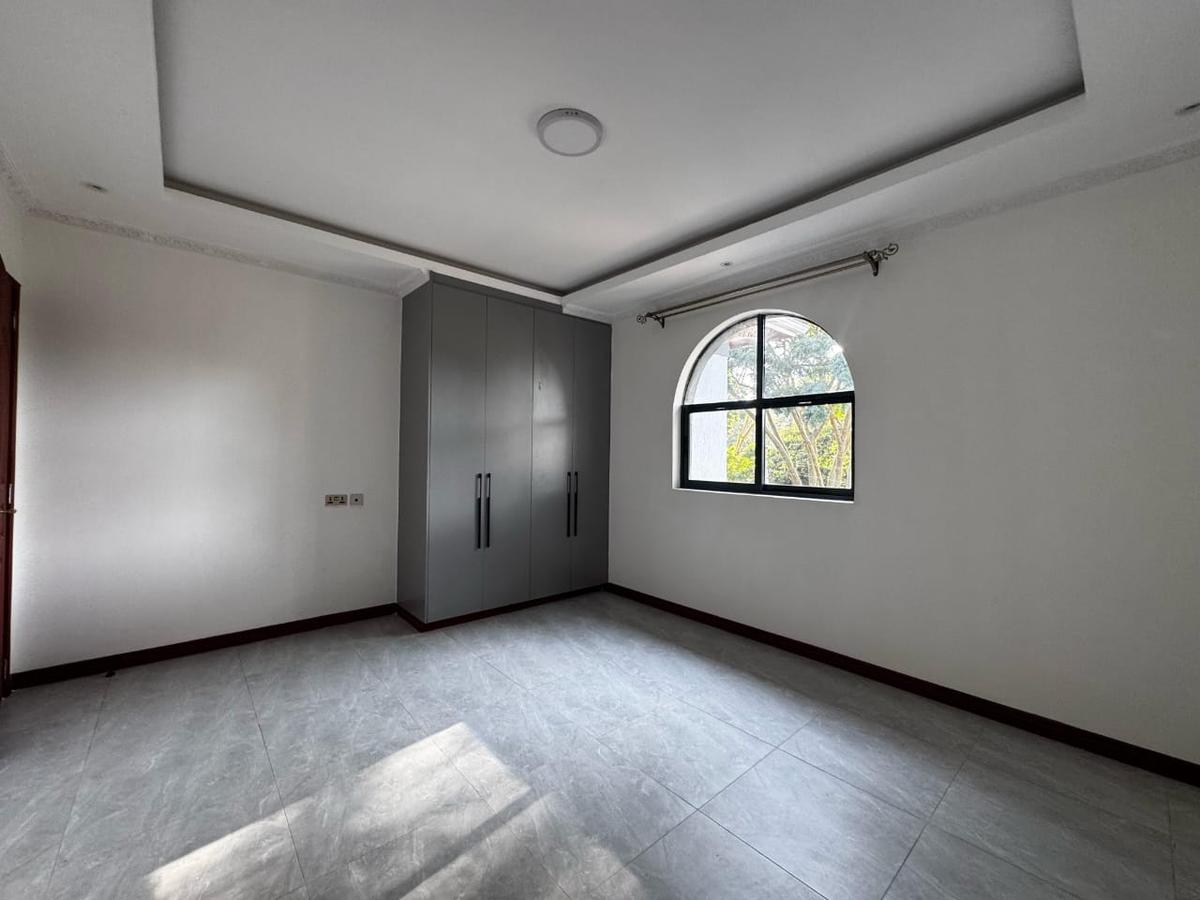 5 Bed Townhouse with En Suite in Lavington - 14