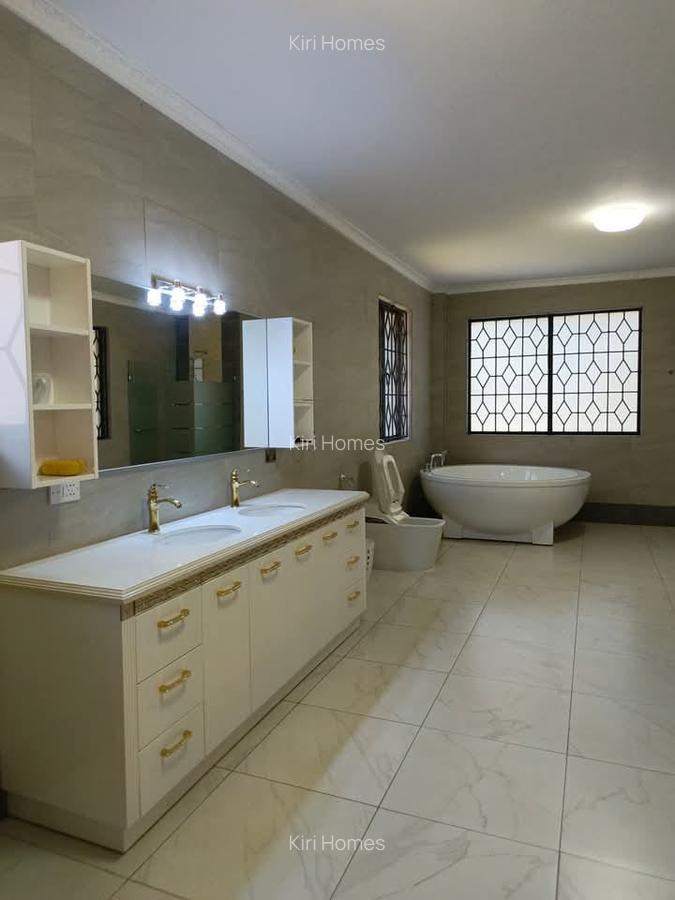 5 Bed Townhouse with En Suite in Gigiri - 14