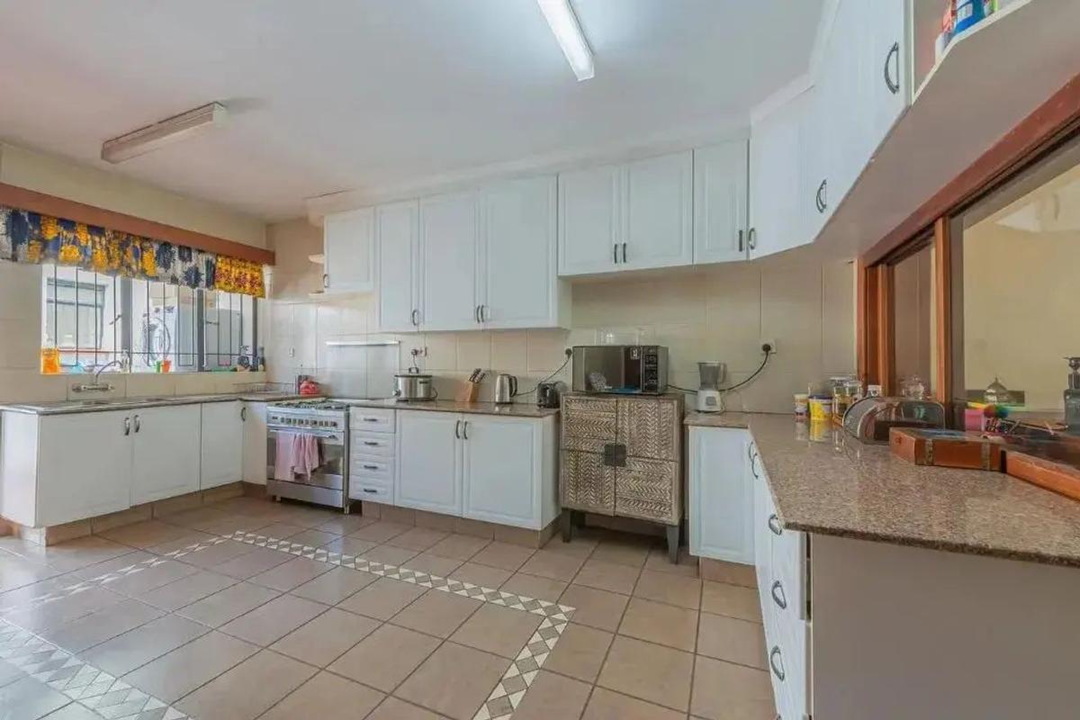 4 Bed Townhouse with Garden in Lavington - 3