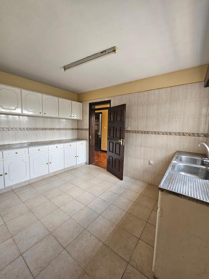 3 Bed Apartment with En Suite at Lavington - 7