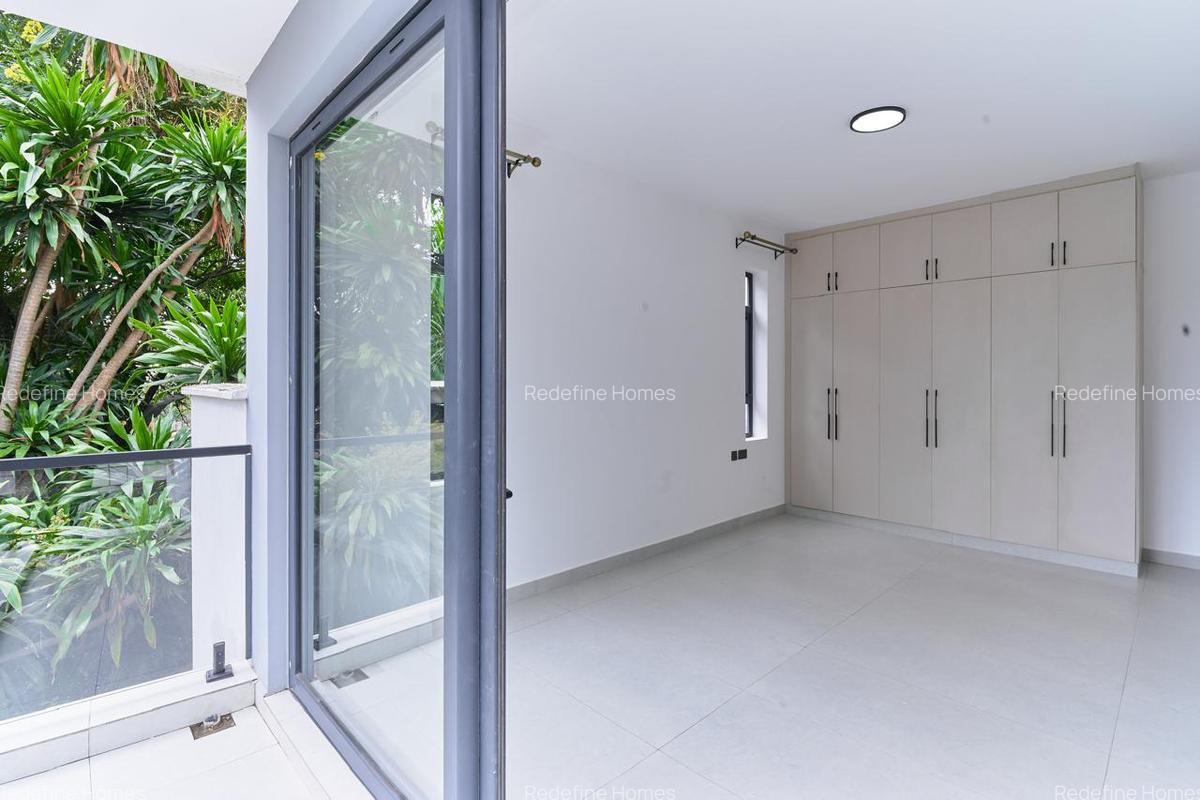 3 Bed Apartment with En Suite in Brookside - 18