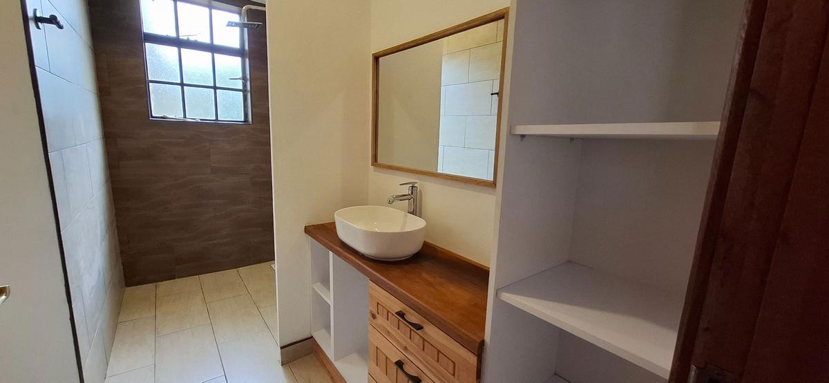 1 Bed House with En Suite in Ridgeways - 7