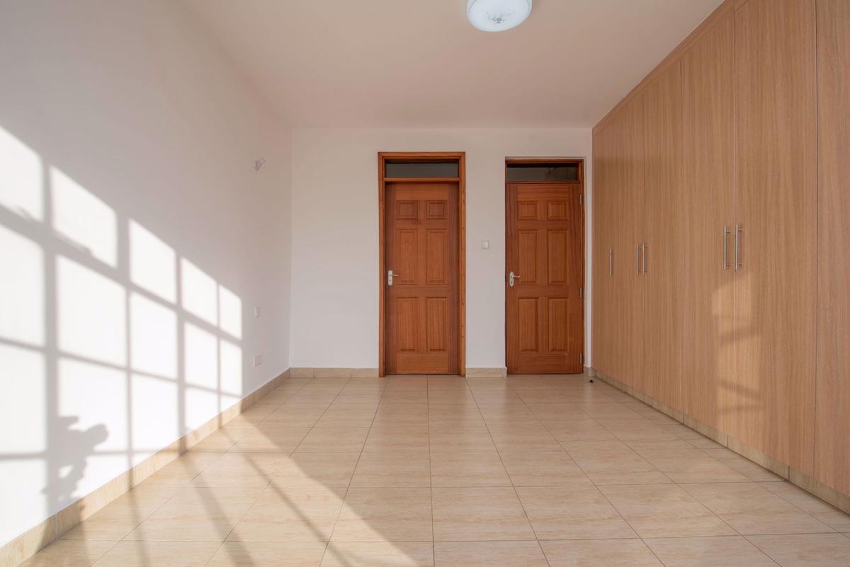 3 Bed Apartment with En Suite in Lavington - 10