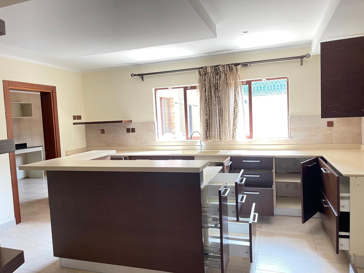 5 Bed Townhouse with En Suite in Lavington - 2