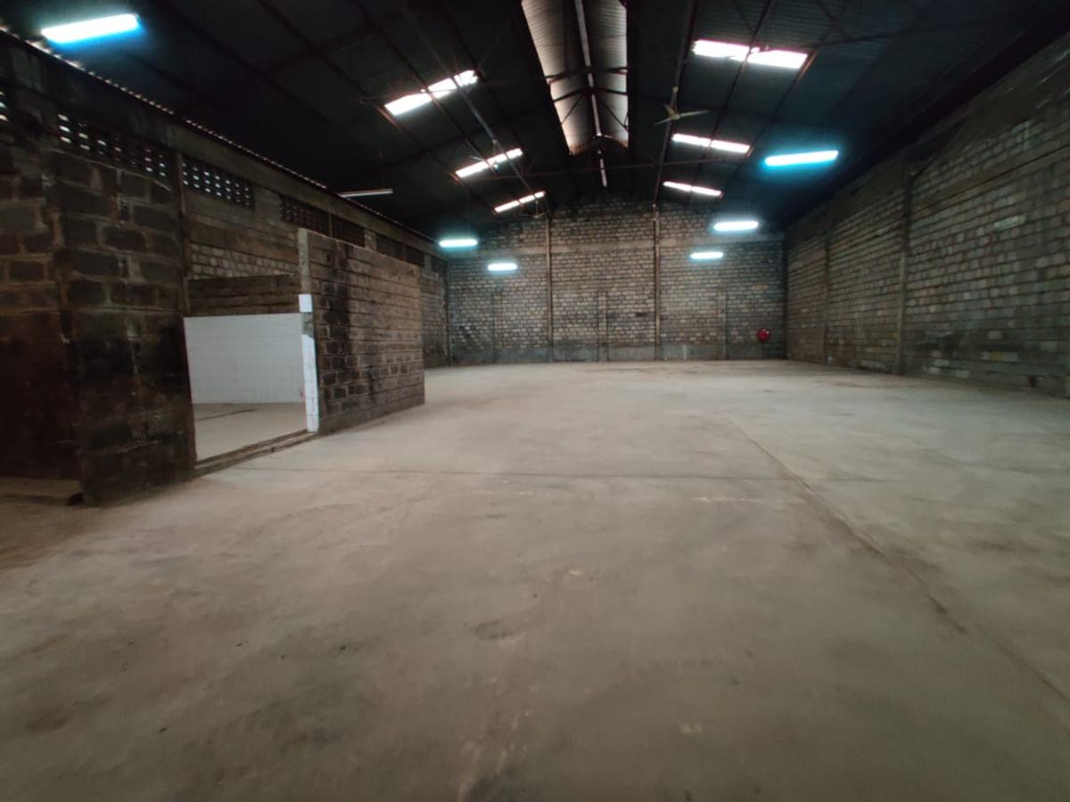 7,500 ft² Warehouse with Parking in Industrial Area - 2