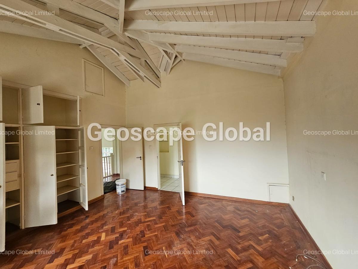 5 Bed House with En Suite in Ridgeways - 15