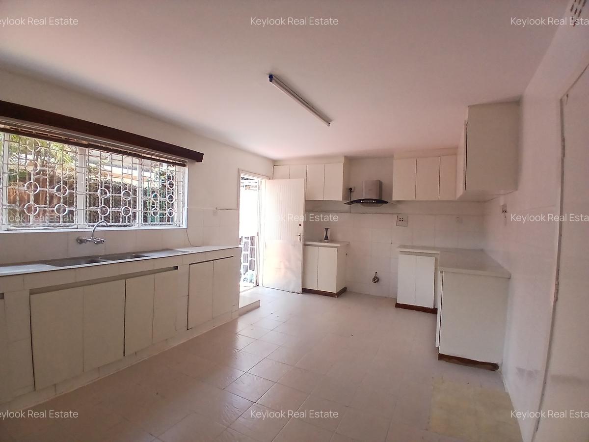 5 Bed House with En Suite at Lavington - 19