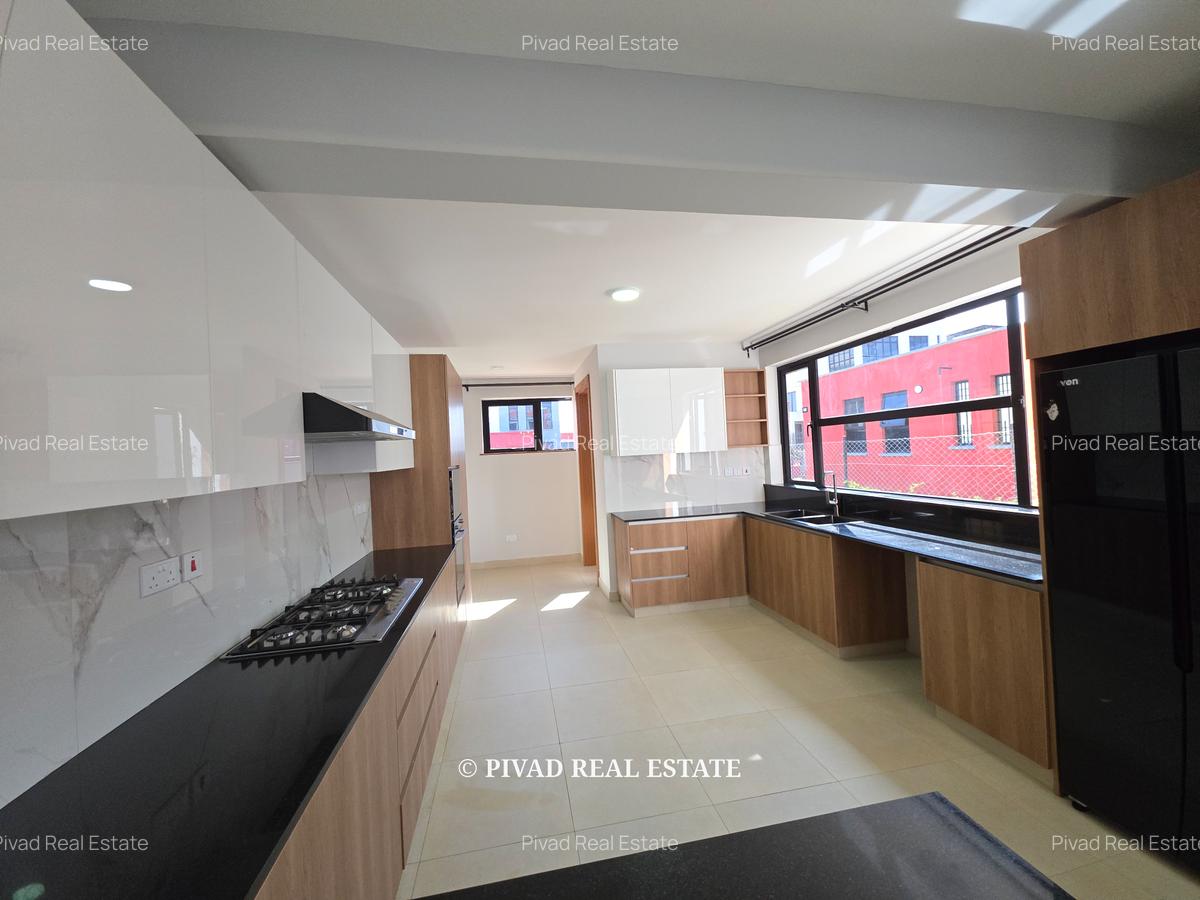 4 Bed Townhouse with Swimming Pool in Membley - 14