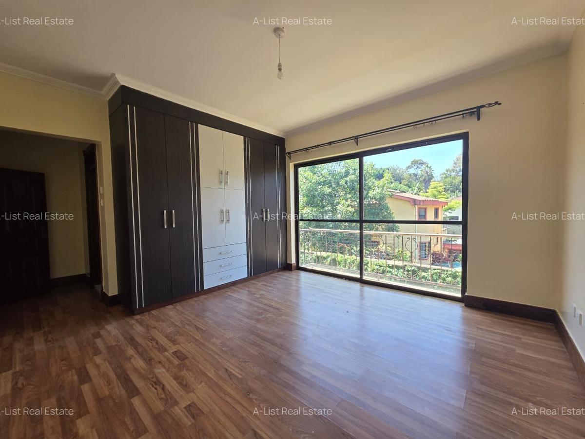 4 Bed Apartment with En Suite at Brookside - 13