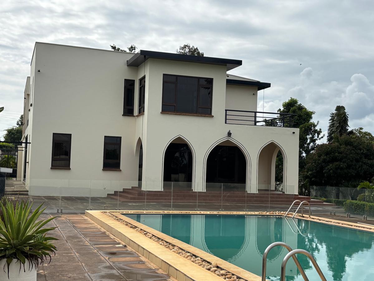 5 Bed House with En Suite in Runda - 1