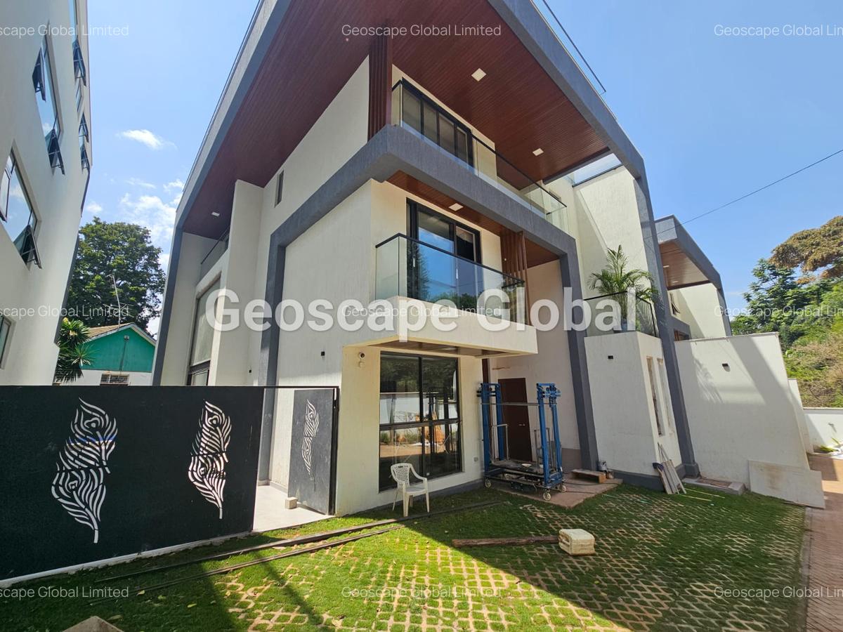 5 Bed Townhouse with En Suite in Lavington - 2