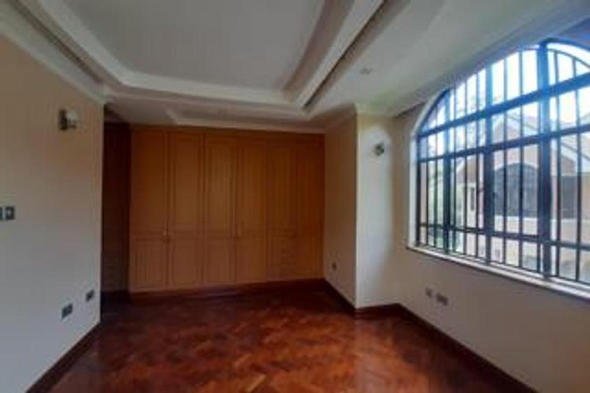 4 Bed House with En Suite at Lavington Green - 10