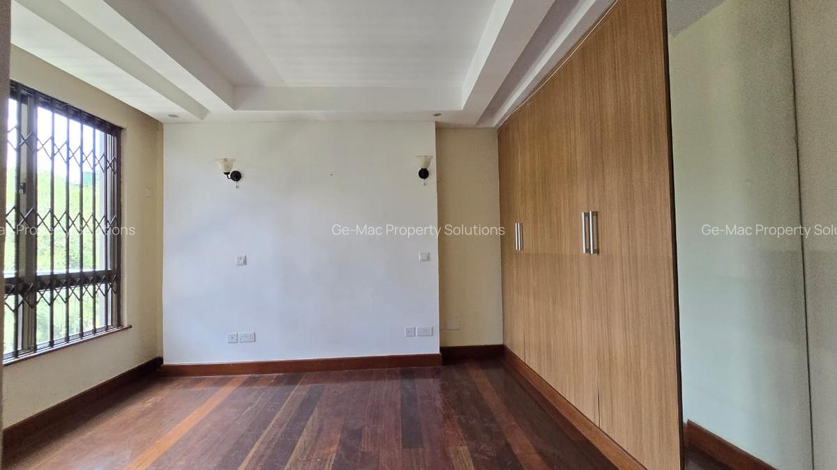 5 Bed House with En Suite in Lavington - 17