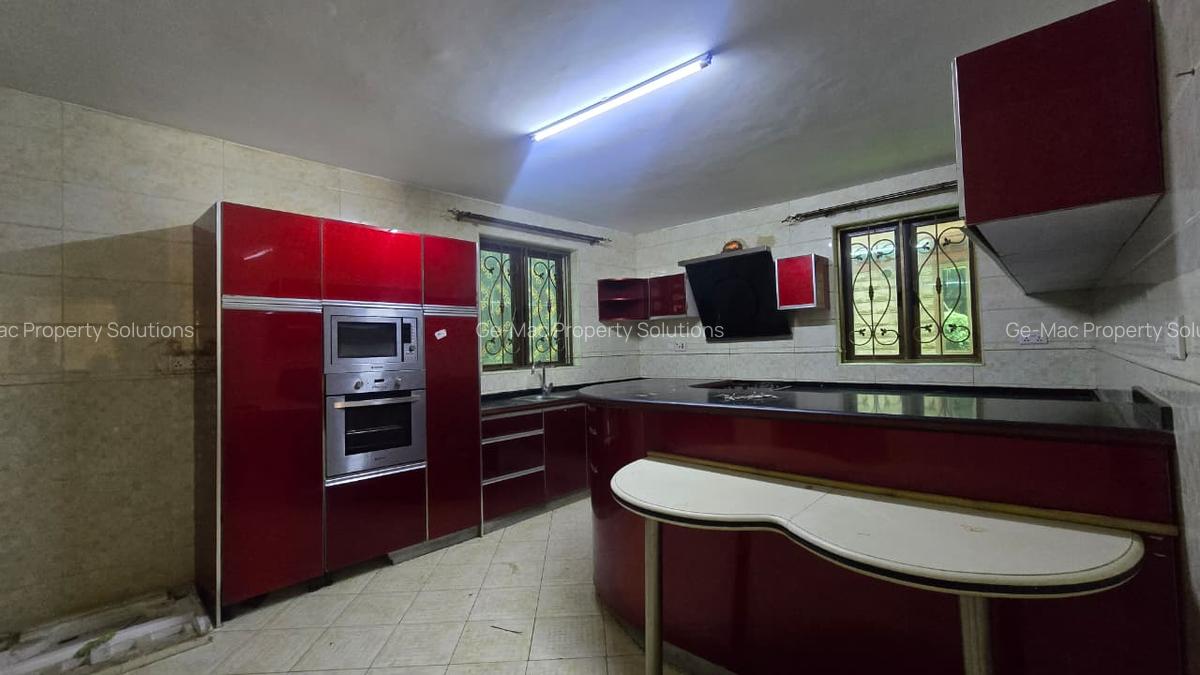 5 Bed House with En Suite in Lavington - 5