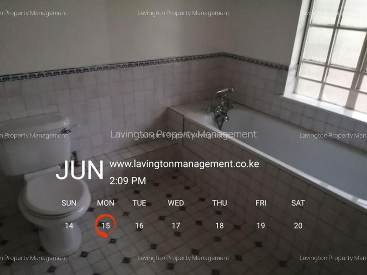 4 Bed House with En Suite at Lavington Green - 10