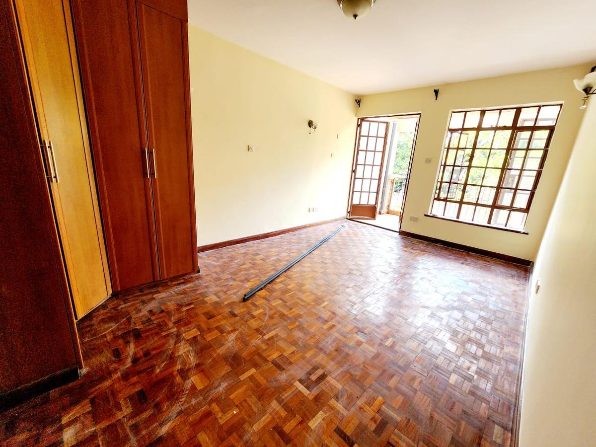 5 Bed House with En Suite at Lavington - 10