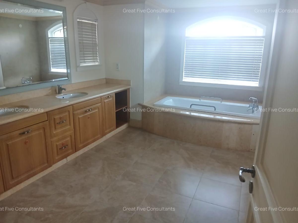 5 Bed Villa with En Suite in Rosslyn - 15