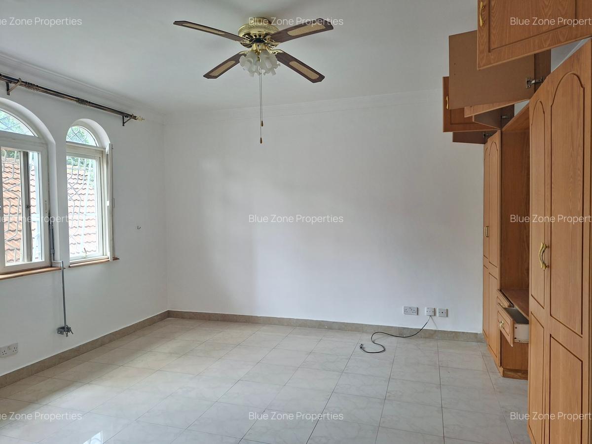 5 Bed House with En Suite at Off Glory Rd - 17