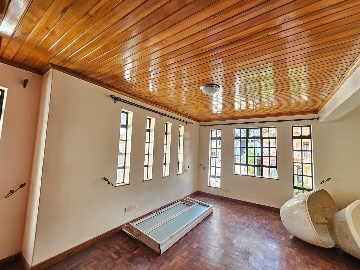 5 Bed House with En Suite in Lavington - 6