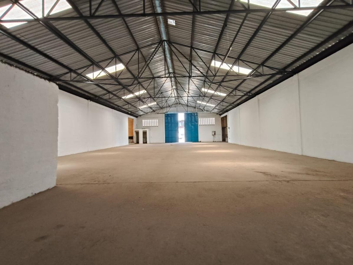 5,000 ft² Warehouse with Service Charge Included in Industrial Area - 1