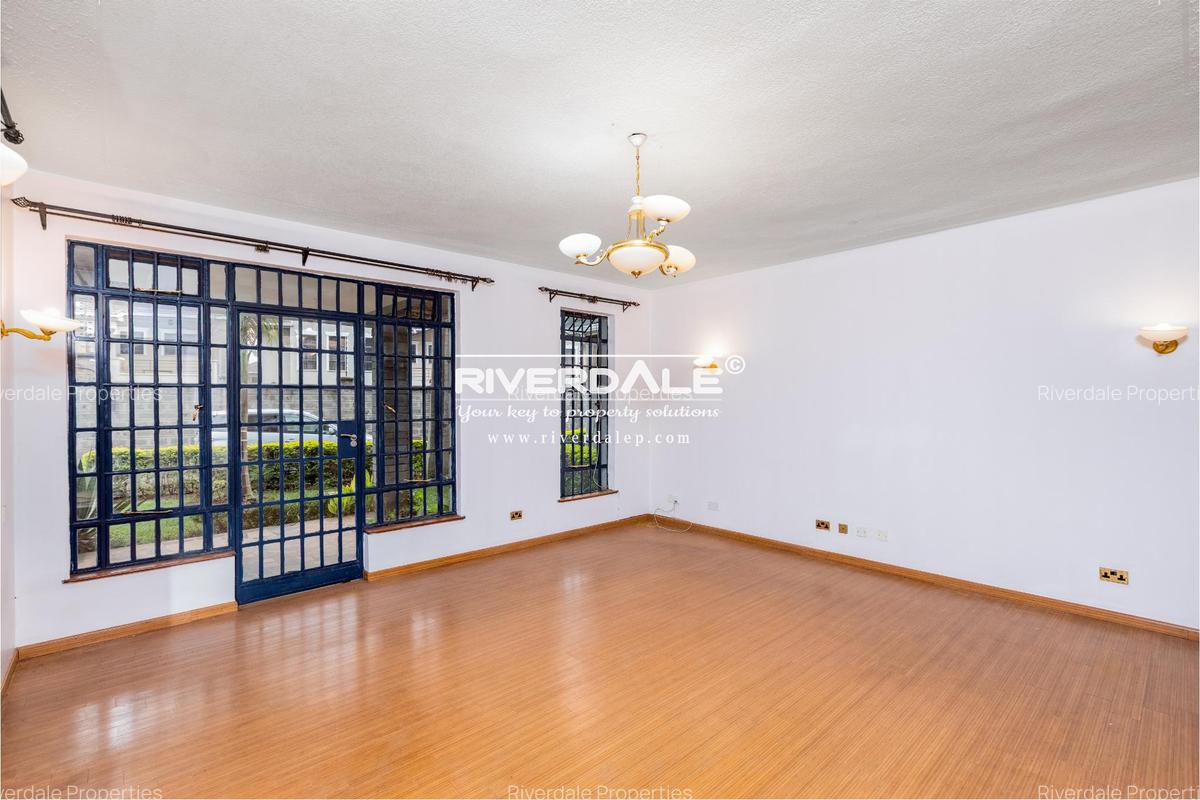 5 Bed Villa with En Suite in Lavington - 1