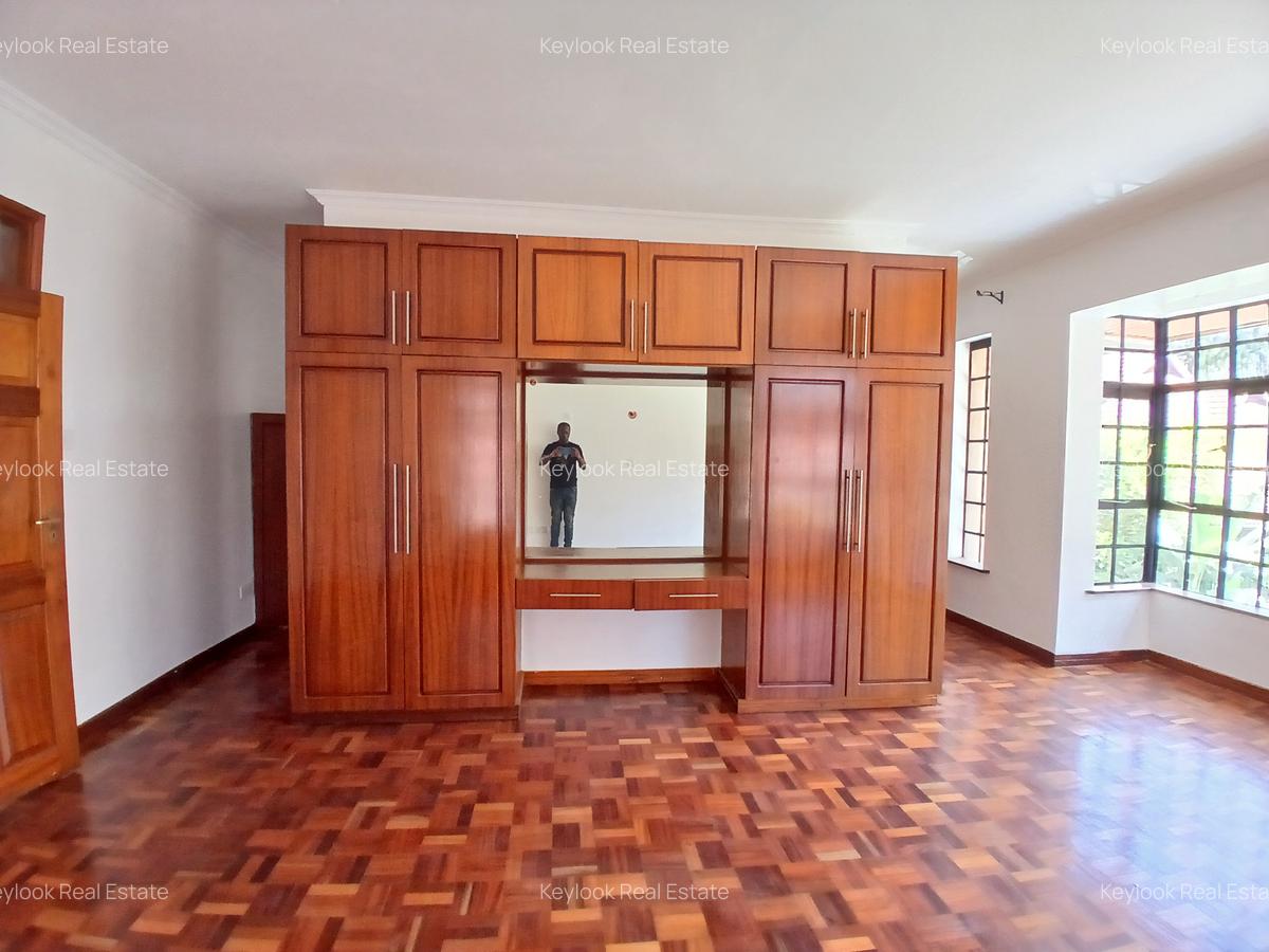 5 Bed Townhouse with En Suite at Lavington - 18