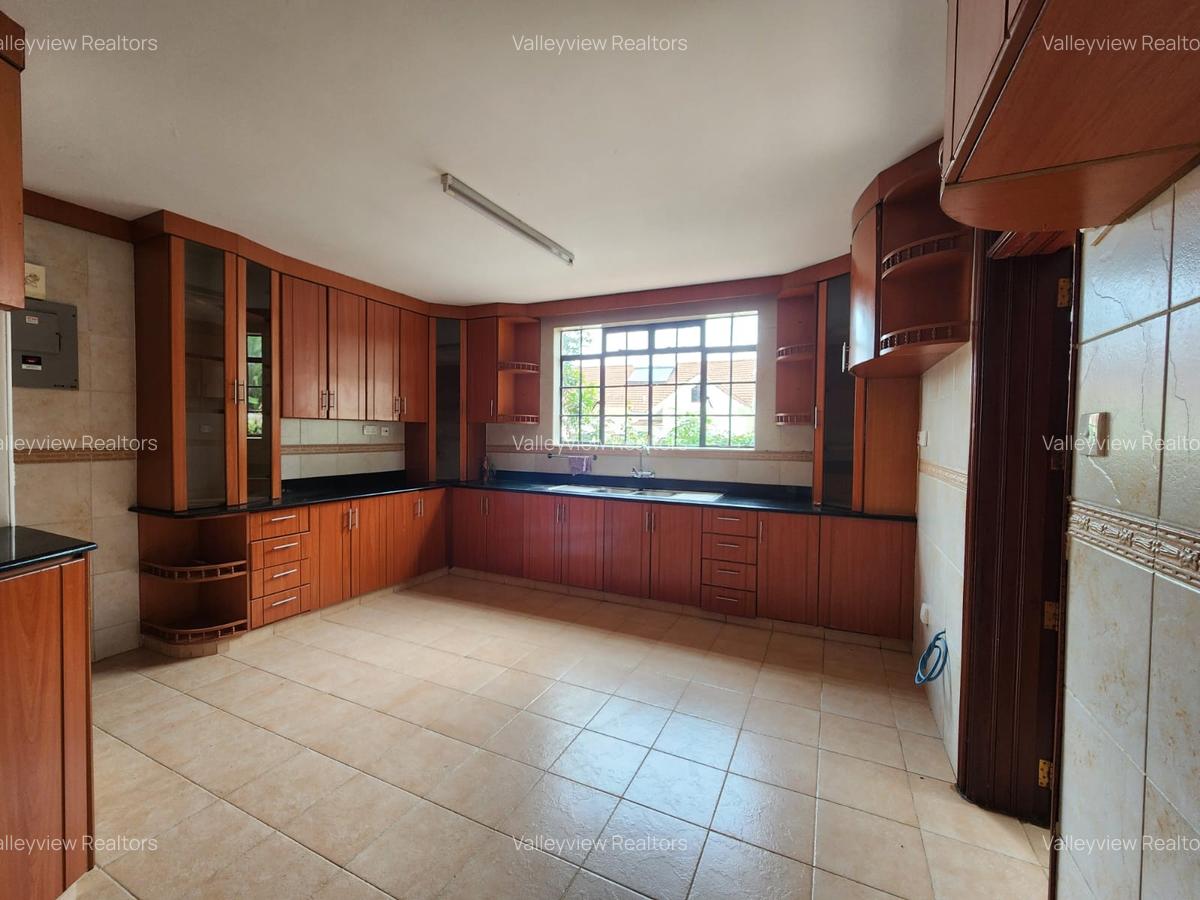 5 Bed Townhouse with En Suite at Lavington - 2