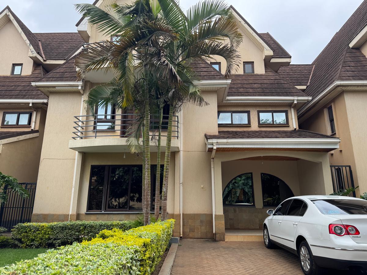 5 Bed Townhouse with En Suite in Lavington - 3