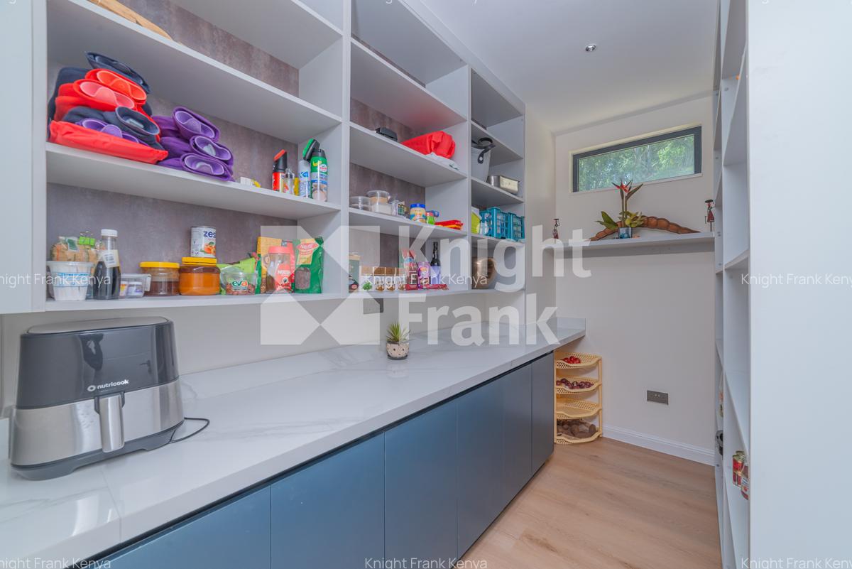 5 Bed Townhouse with En Suite in Redhill - 7