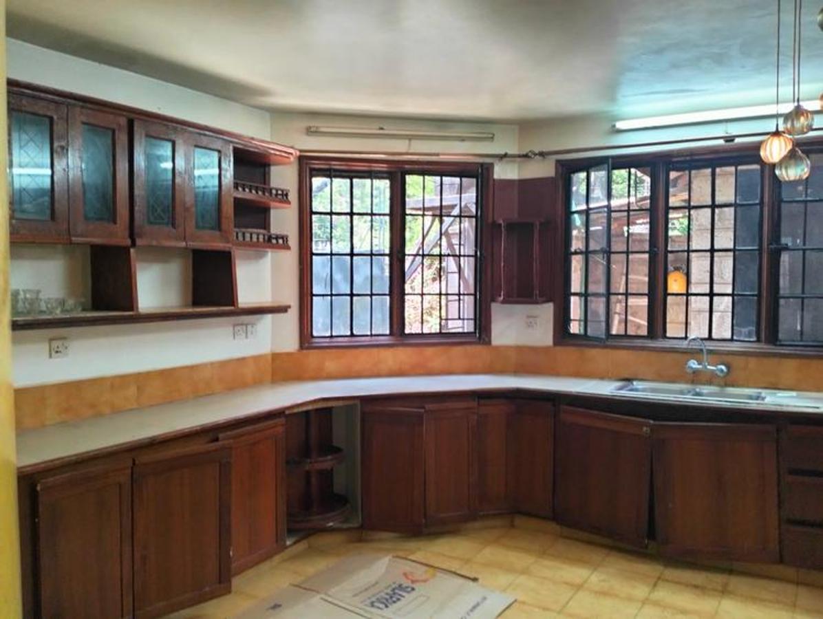 5 Bed Townhouse with En Suite at Lavington - 12