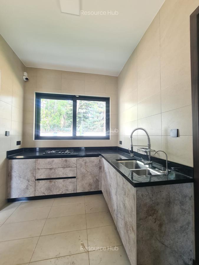 5 Bed House with En Suite at Nyari - 12