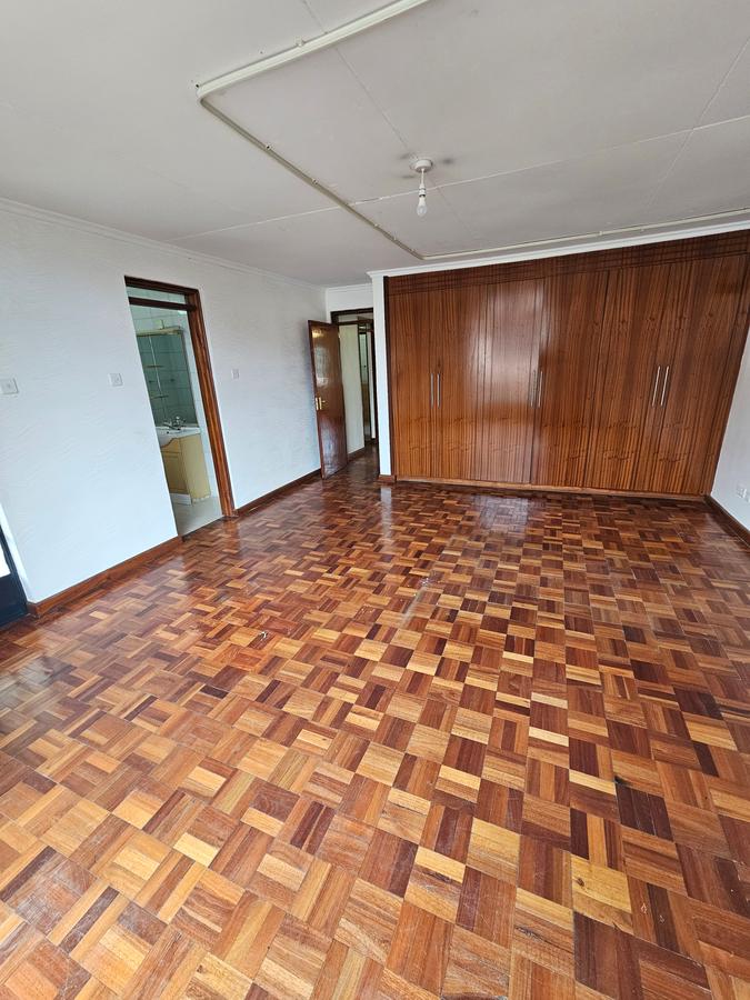 4 Bed Townhouse with En Suite at Lavington - 16