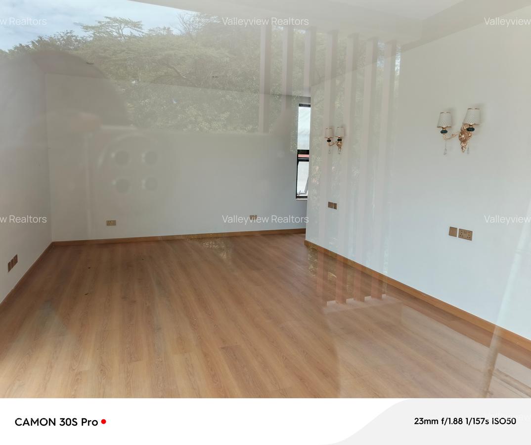 5 Bed Townhouse with En Suite at Lavington - 18