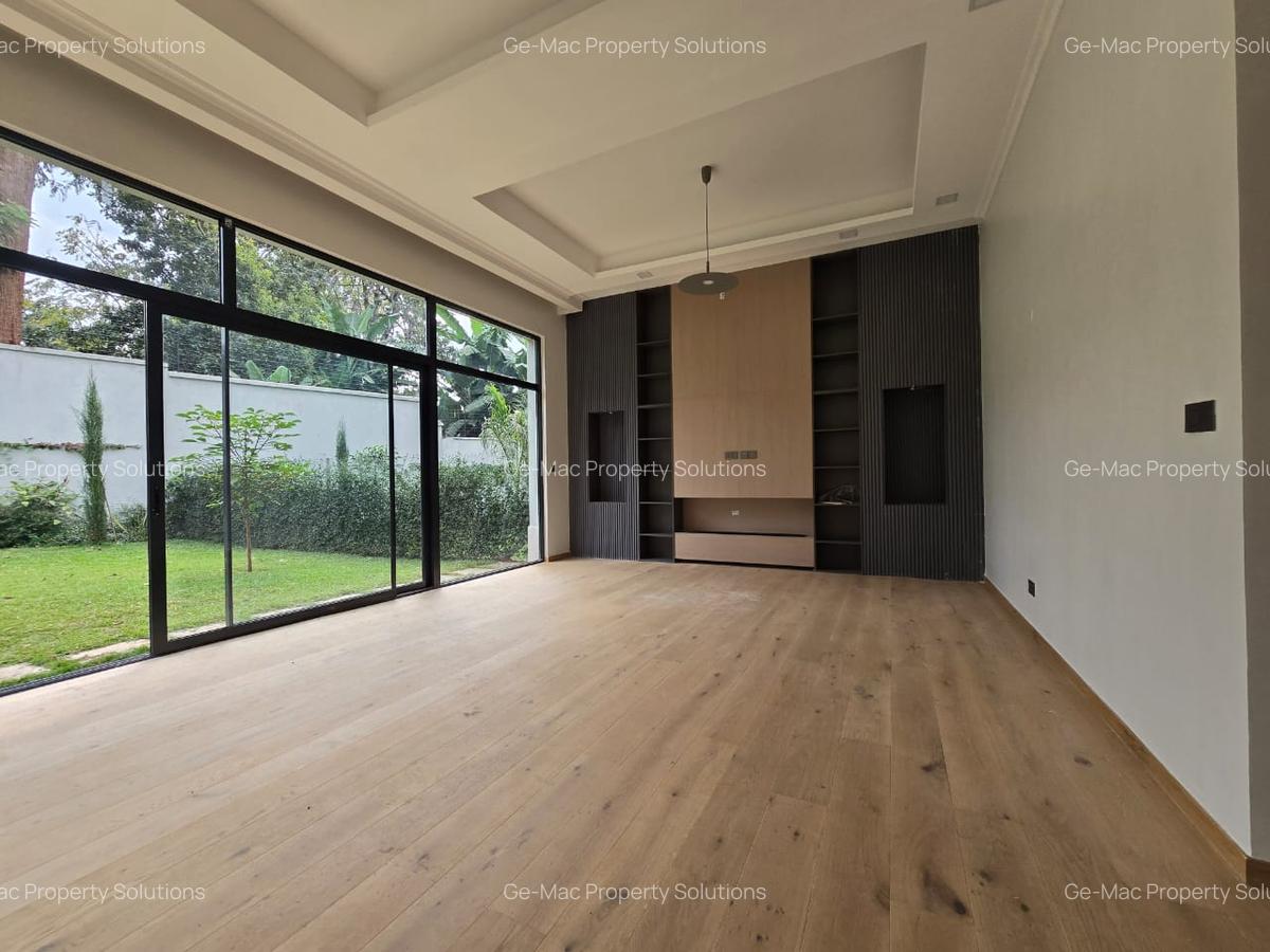 5 Bed House with Garden in Lavington - 4