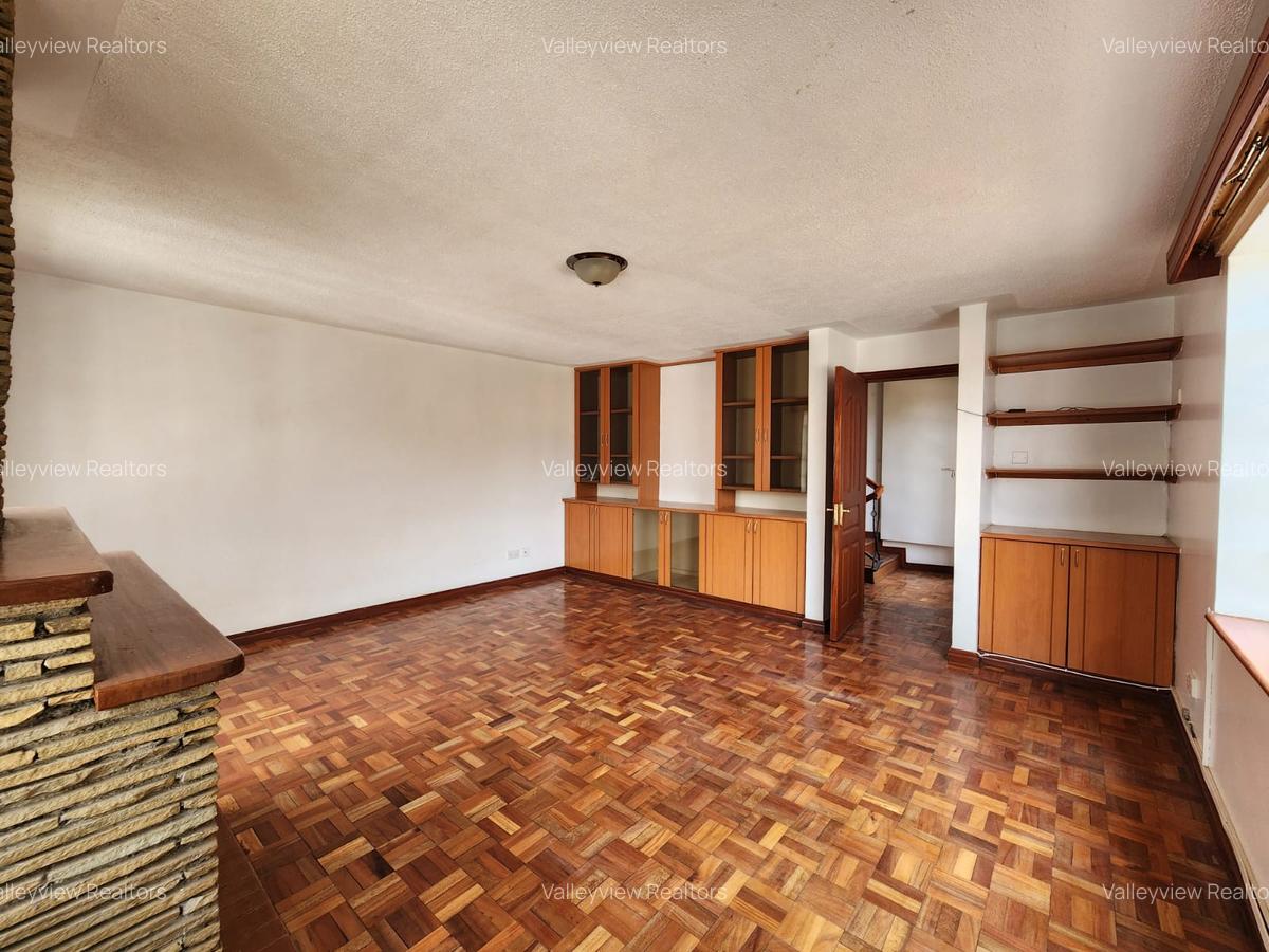 5 Bed Townhouse with En Suite at Lavington - 4