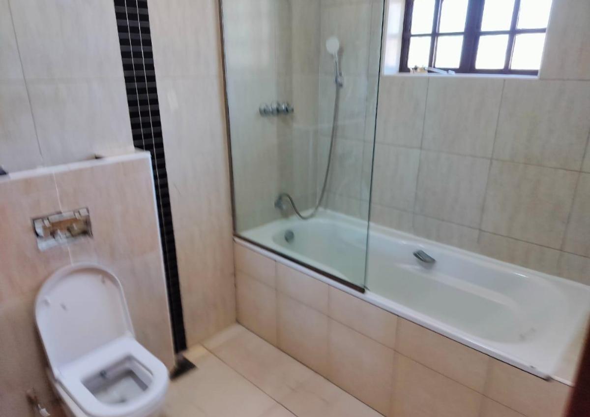 5 Bed House with En Suite in Runda - 8