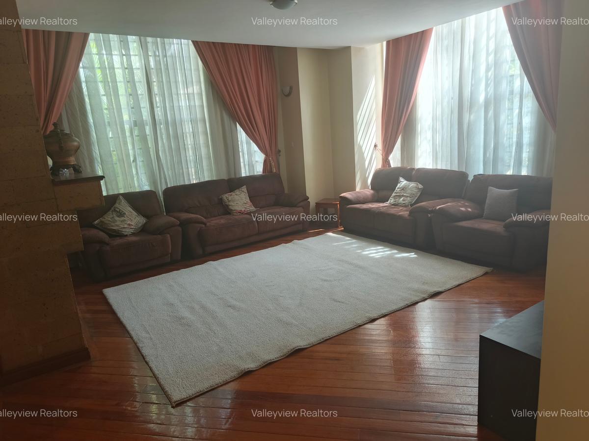 5 Bed Townhouse with En Suite at Lavington - 3