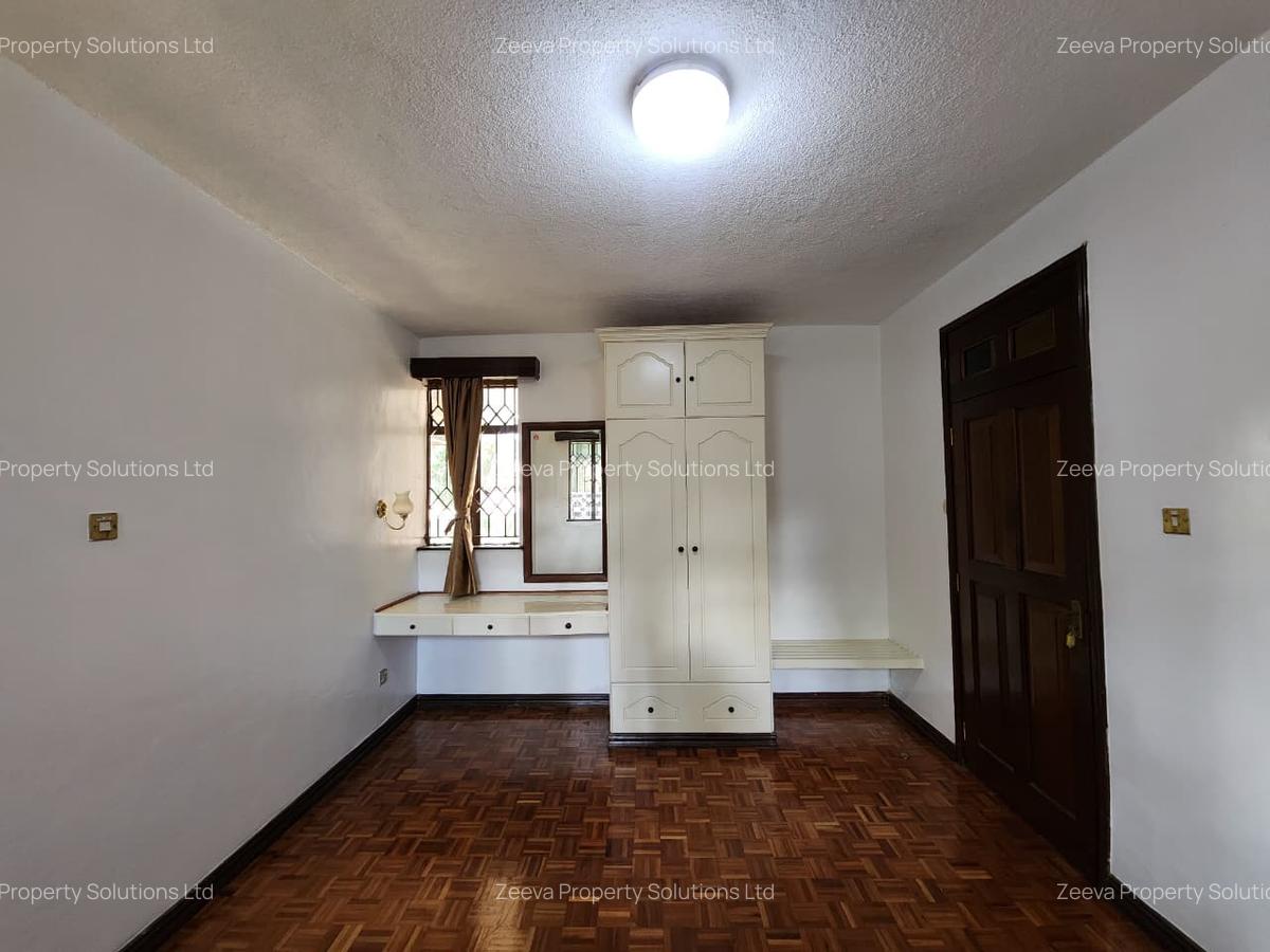 5 Bed House with En Suite in Runda - 16