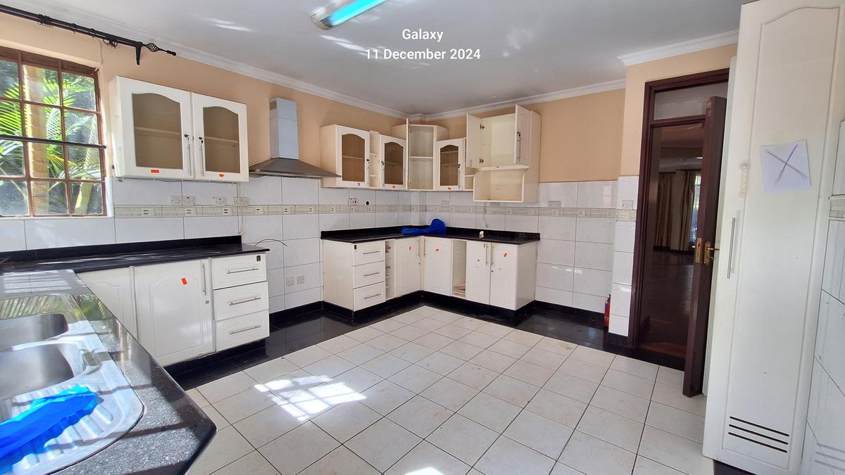 5 Bed Townhouse with En Suite at Lavington Green Area. - 4