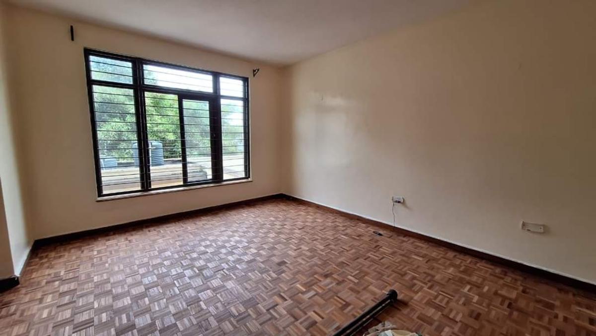 5 Bed Townhouse with En Suite at Lavington - 17