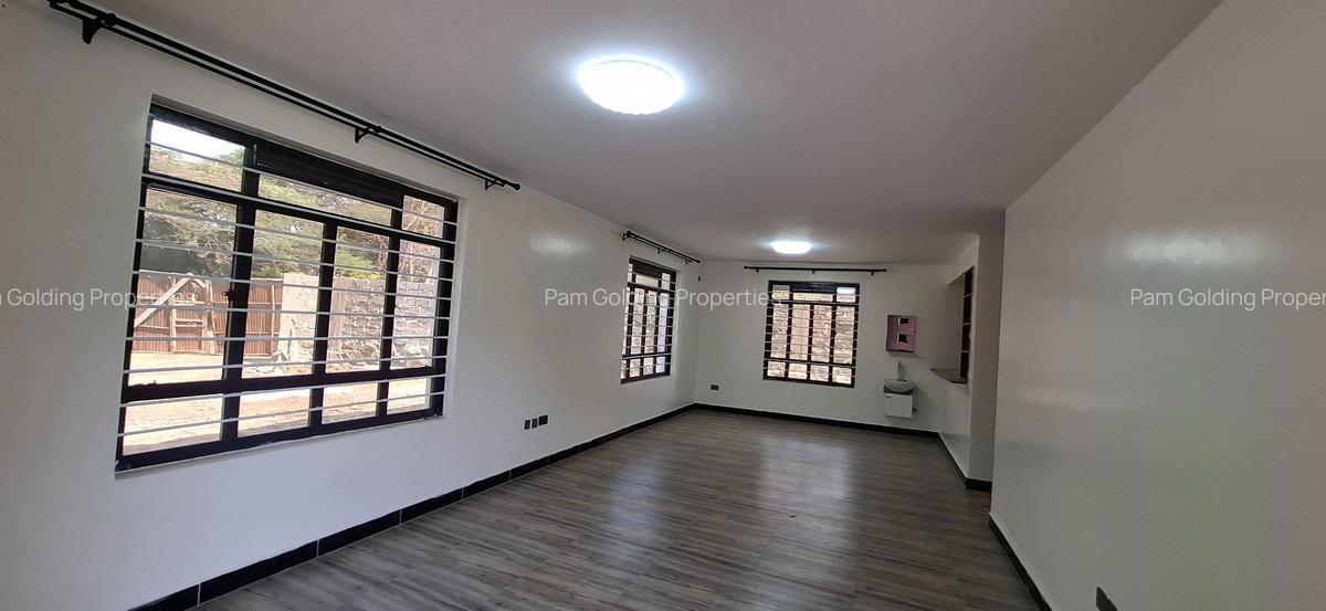 5 Bed Townhouse with En Suite at Safari Park - 2