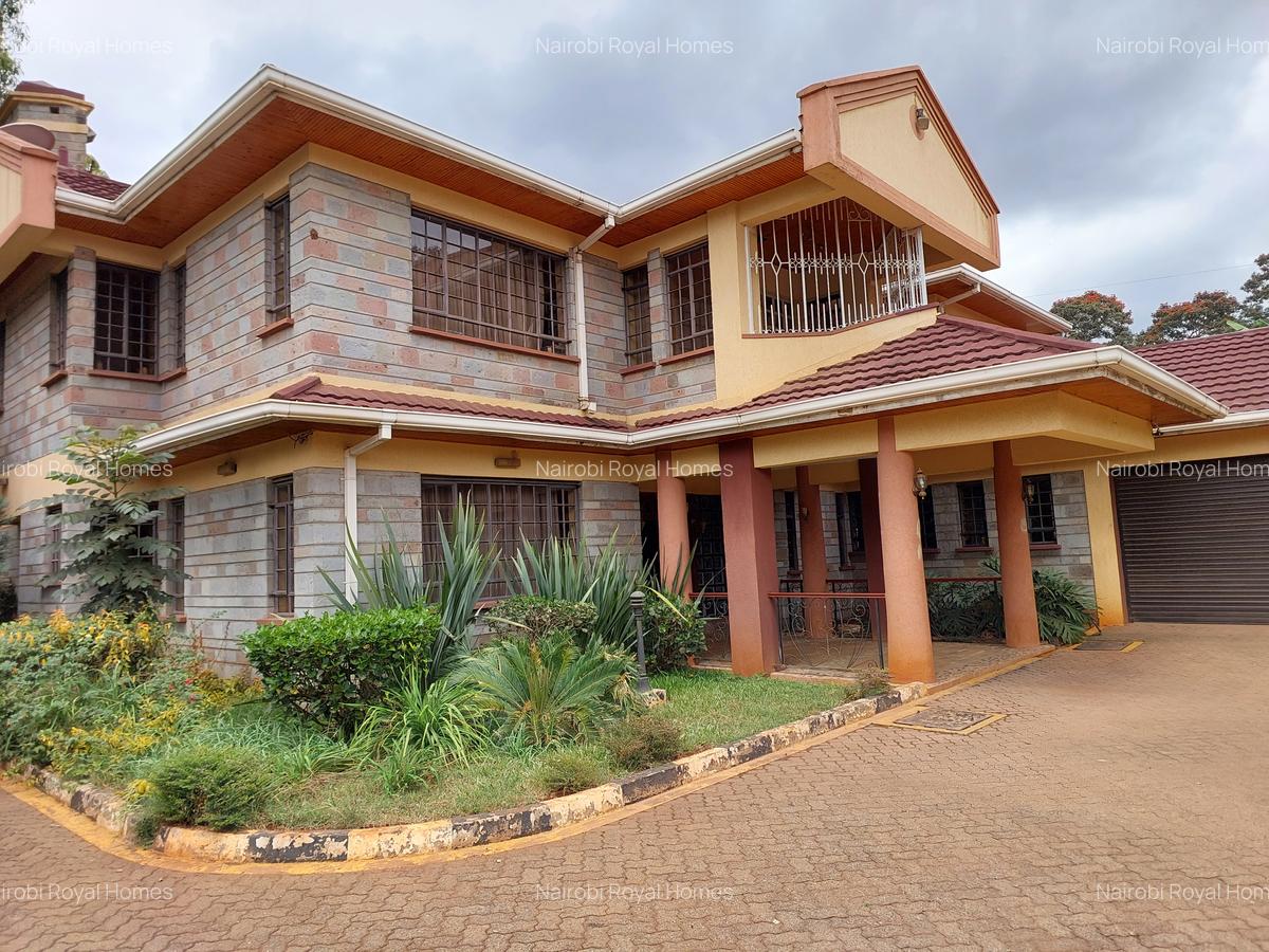 5 Bed House with En Suite at Flem Tree - 1