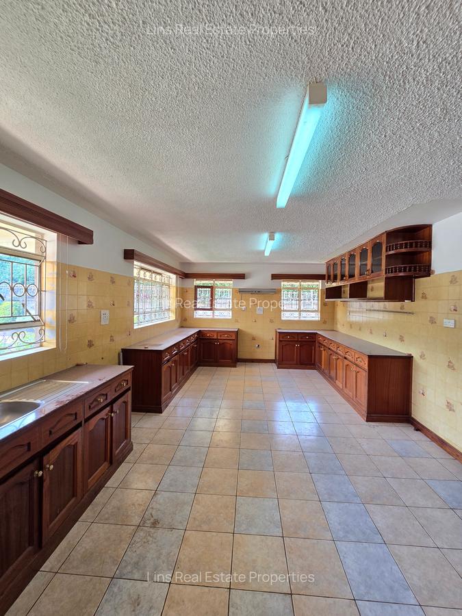 6 Bed House with En Suite in Nyari - 5