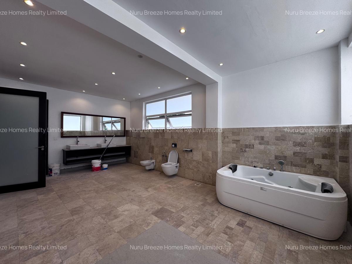 5 Bed House with En Suite in Runda - 11