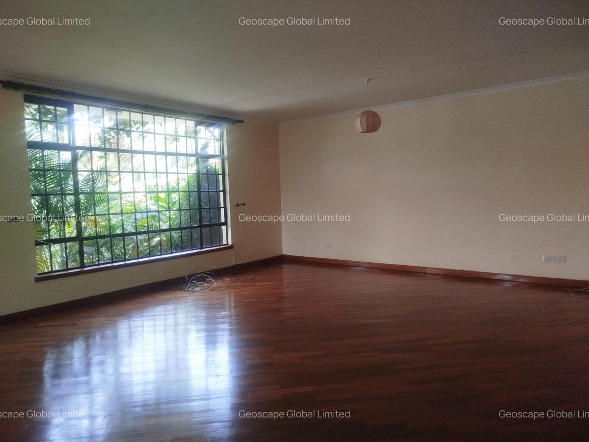 4 Bed House with En Suite in Lavington - 2