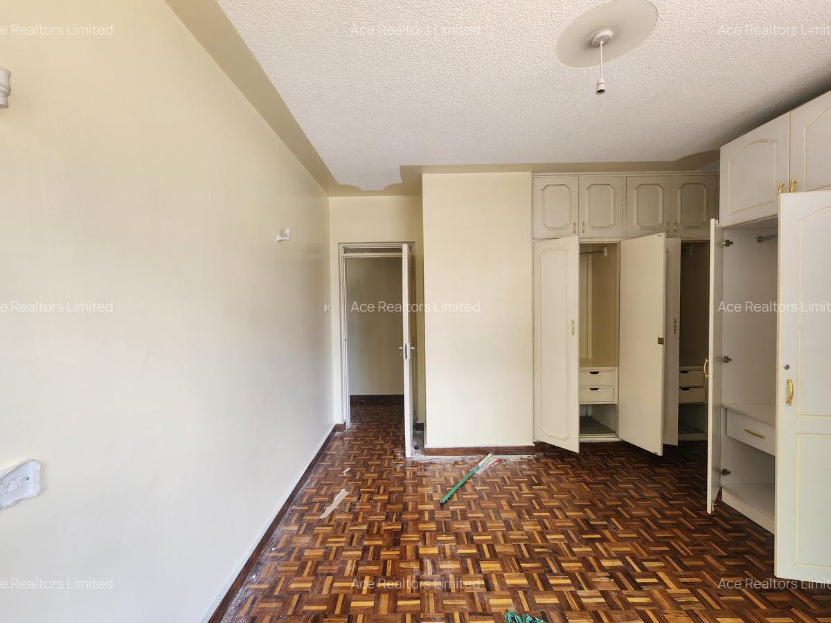 2 Bed Apartment with En Suite at Near Sarit Centre - 9